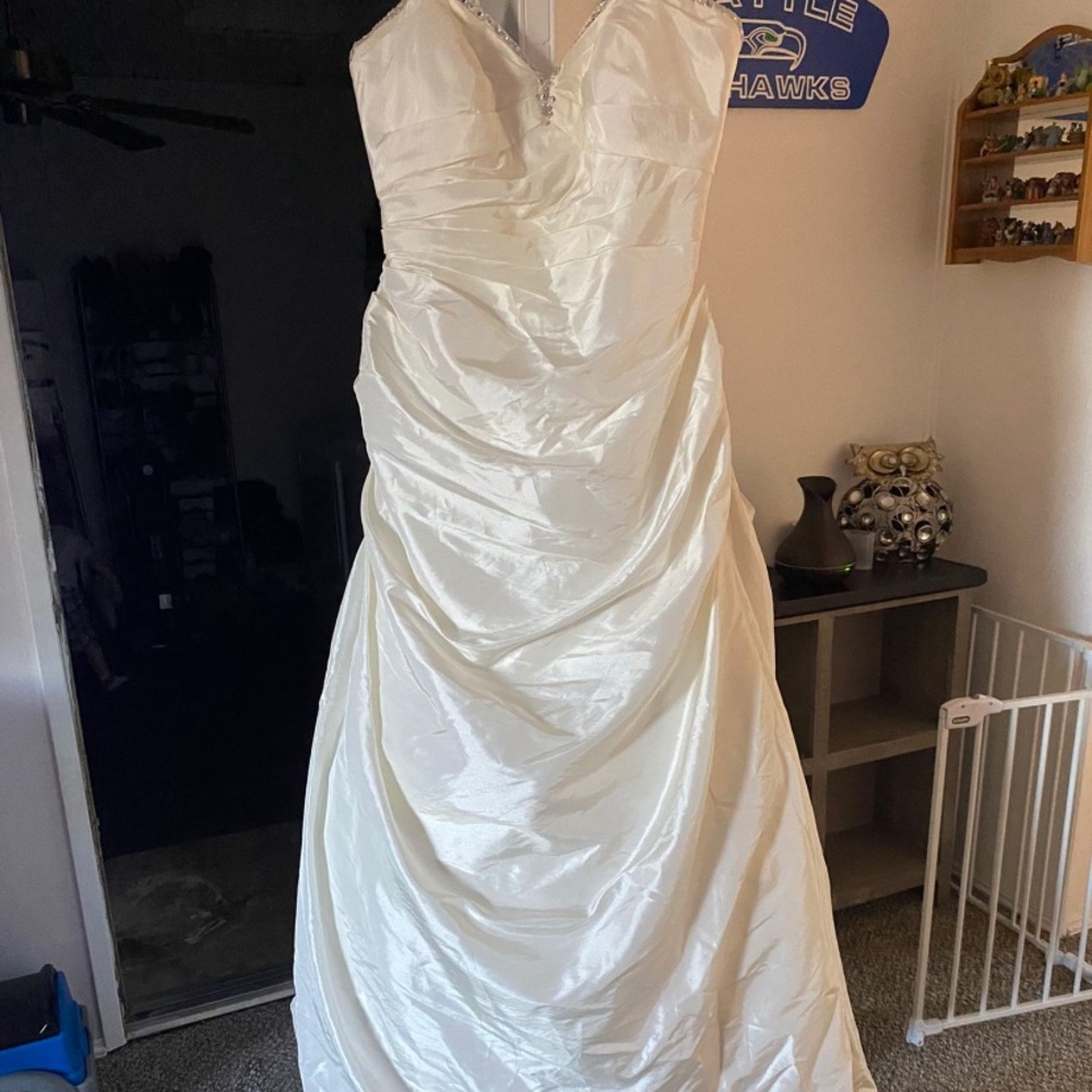 Lana Bisset.Size 20 , off white/cream color.